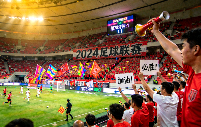 足球场内球迷看台助威与赛事氛围画面